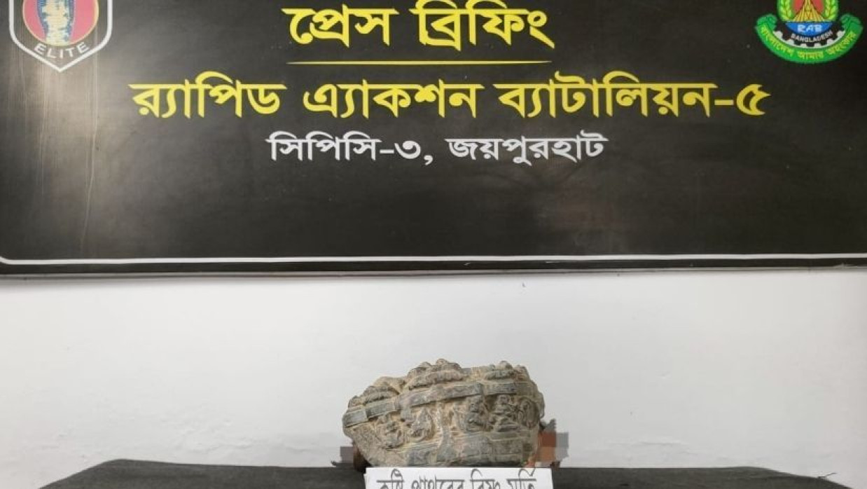 র‌্যাবের হাতে উদ্ধারকৃত বিষ্ণু মূর্তি