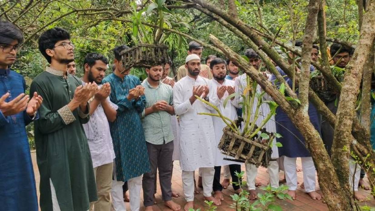 কবি জসীম উদ্‌দীনের হল সংসদের নবনির্বাচিত প্রার্থী ও কয়েকজন শিক্ষার্থী পল্লীকবির কবর জিয়ারত করেন