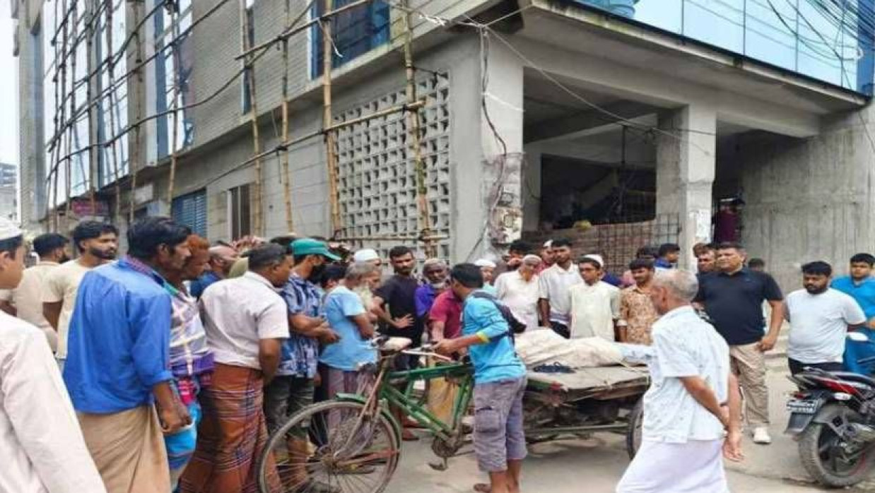 মরদেহ ঘিরে উৎসুক জনতার ভিড়