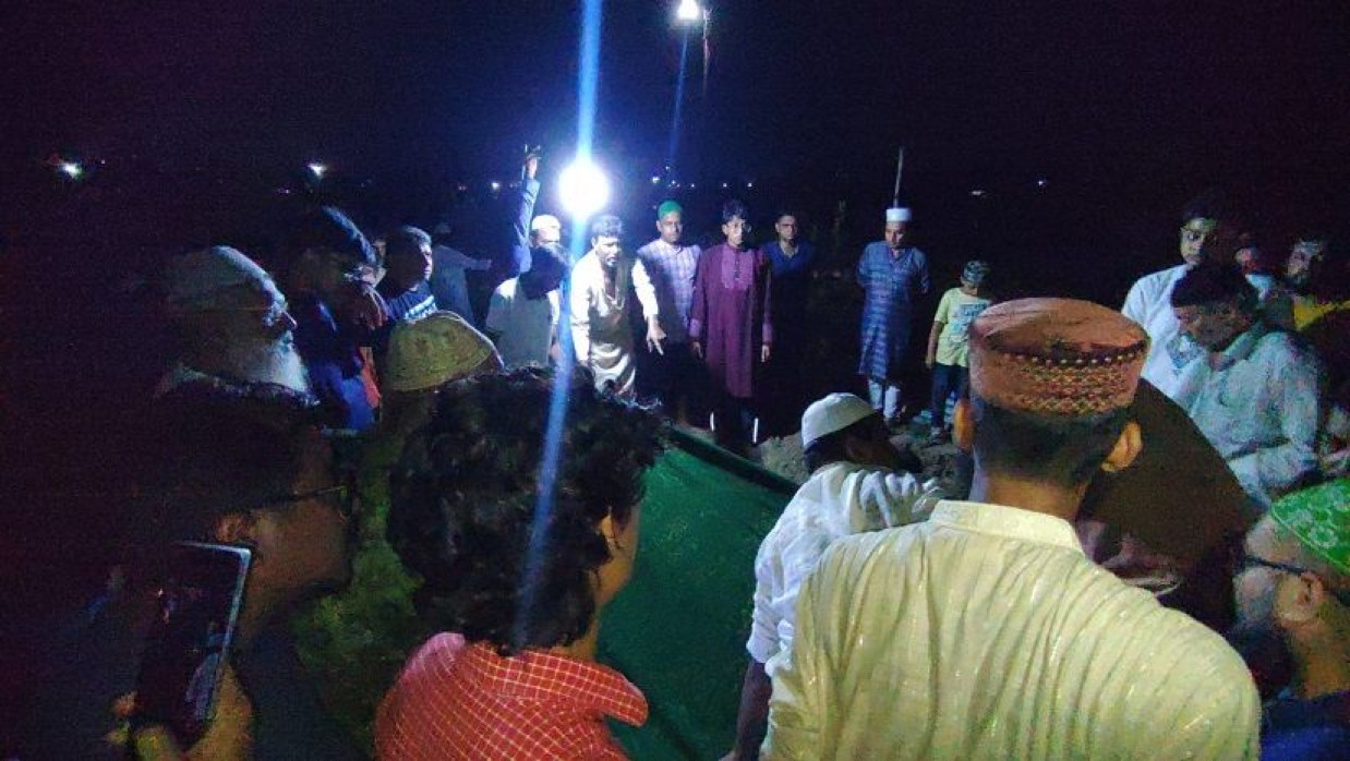 পাবনার আরিফপুর কবরস্থানে দাফন