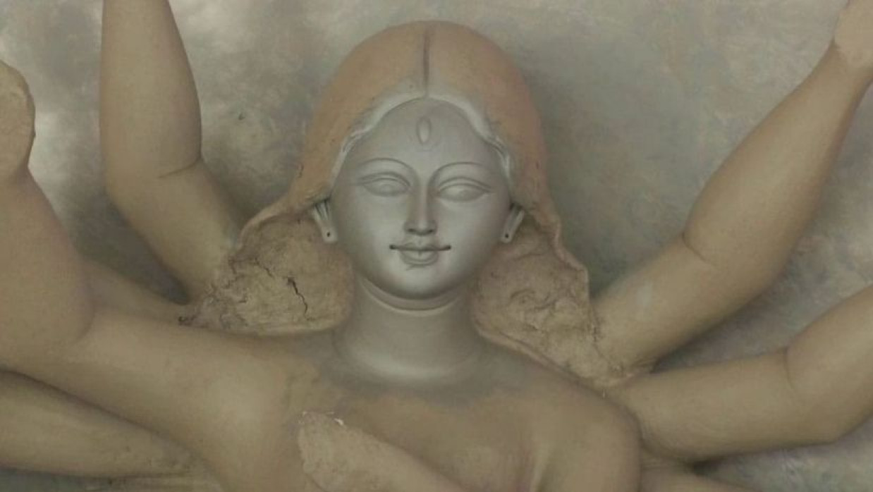 দুর্গাপূজা সামনে, প্রতিমা শিল্পী ও আয়োজকদের ব্যস্ততা তুঙ্গে