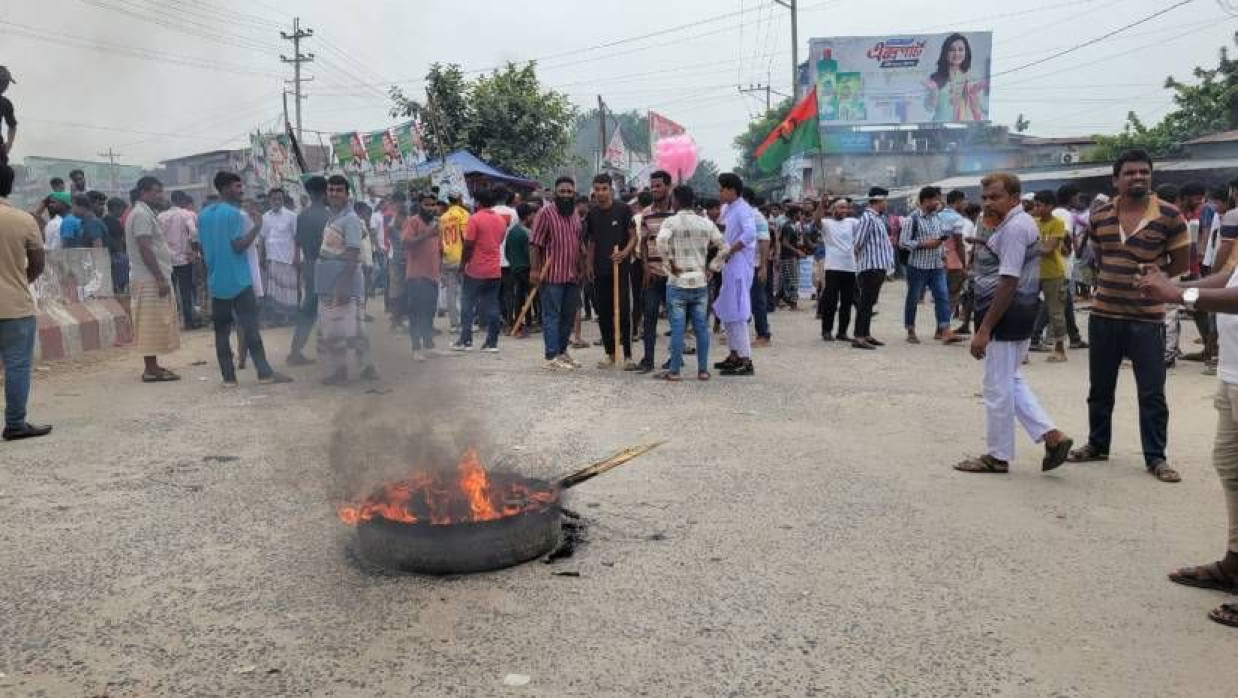 গত ৭ সেপ্টেম্বর পাবনার বেড়া সিঅ্যান্ডবি মোড়ে ঢাকা-পাবনা মহাসড়ক অবরোধ করে বিক্ষোভ করেন এলাকাবাসী