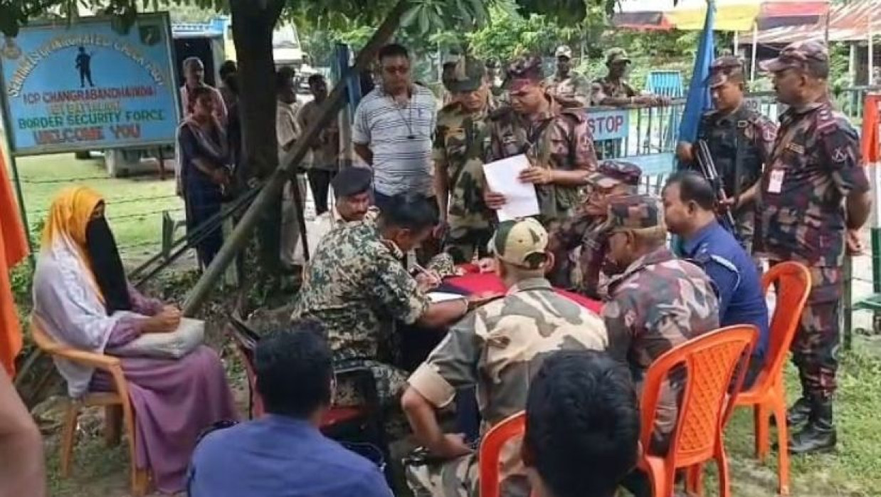 শনিবার বুড়িমারী স্থলবন্দরে বিজিবি-বিএসএফ বৈঠক অনুষ্ঠিত হয়