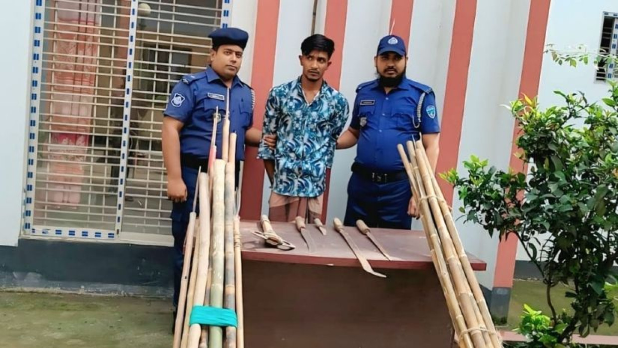 ব্রাক্ষ্মণবাড়িয়ায় অস্ত্রসহ এক যুবককে গ্রেপ্তার করা হয়