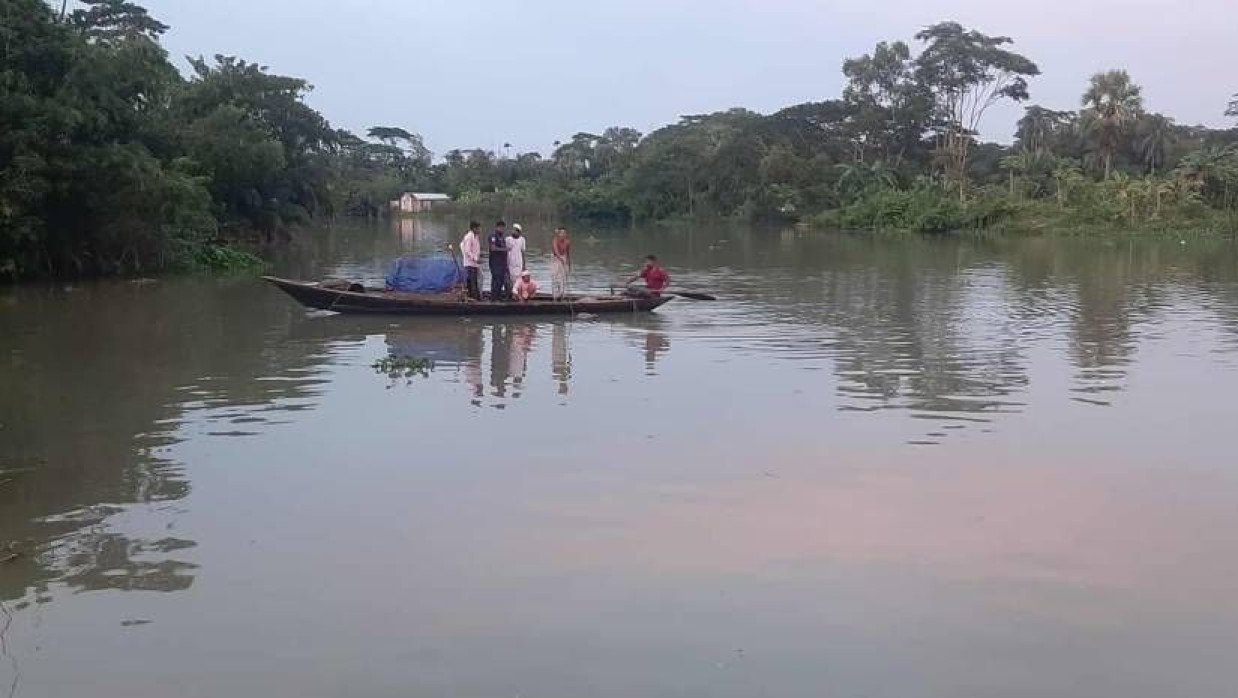 পুলিশ ঘটনাস্থল থেকে মরদেহ উদ্ধার করে
