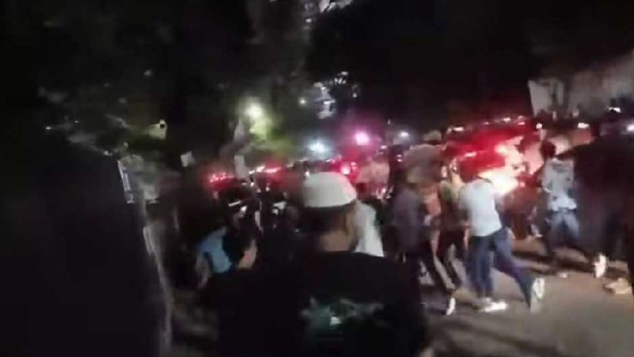 ধানমন্ডিতে সরকারের বিরুদ্ধে স্লোগান দিয়ে বিক্ষোভ মিছিল করেছে  যুবলীগ