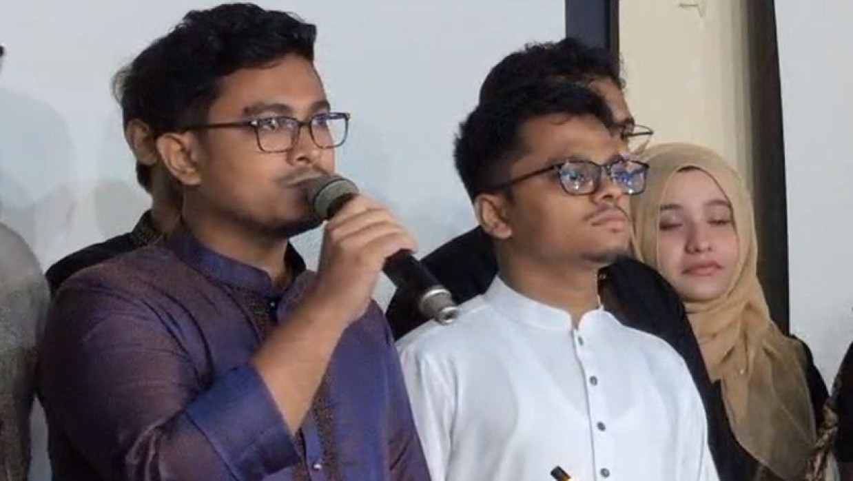 ডাকসুর সভা শেষে কথা বলছেন ভিপি সাদিক কায়েম