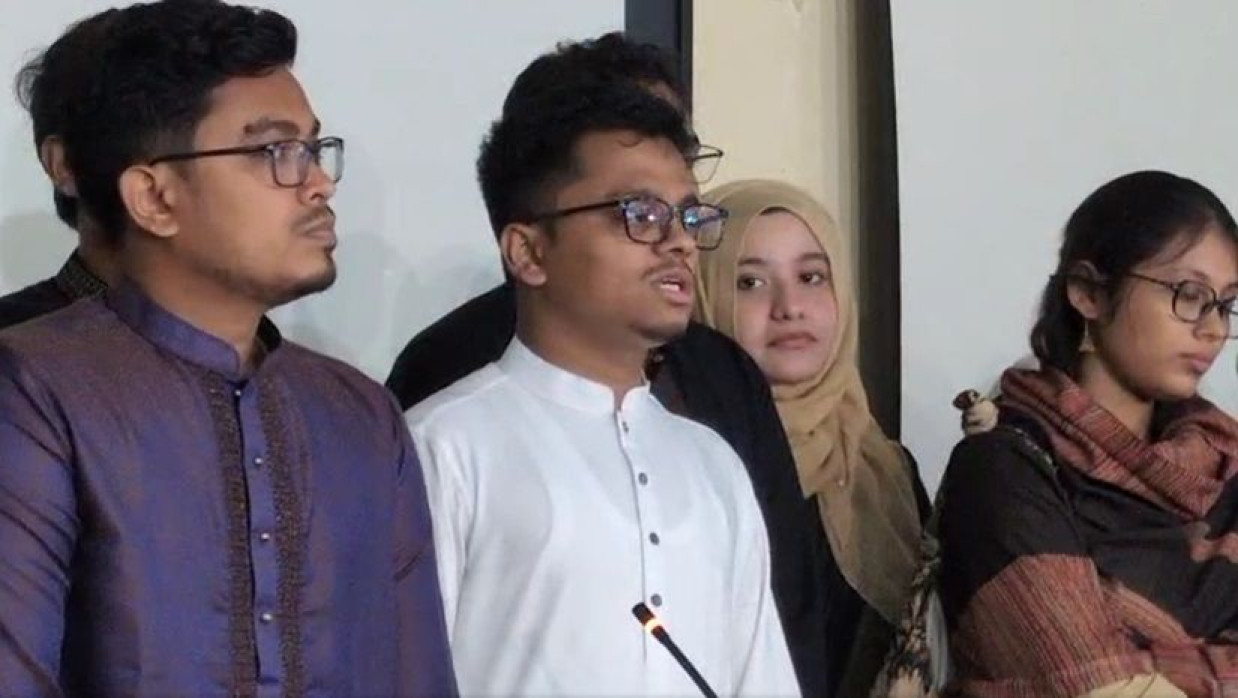 ডাকসুর সভা শেষে কথা বলছেন সাধারণ সম্পাদক এস এম ফরহাদ