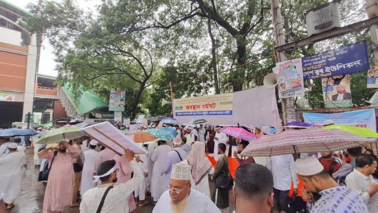 জাতীয় প্রেস ক্লাবের সামনে স্বতন্ত্র ইবতেদায়ী মাদ্রাসার শিক্ষকদের অবস্থান