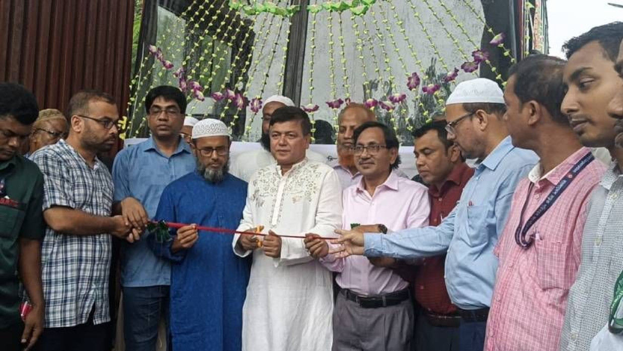 বাসগুলোর উদ্বোধন করেন উপাচার্য প্রফেসর ড. মো. শওকাত আলী