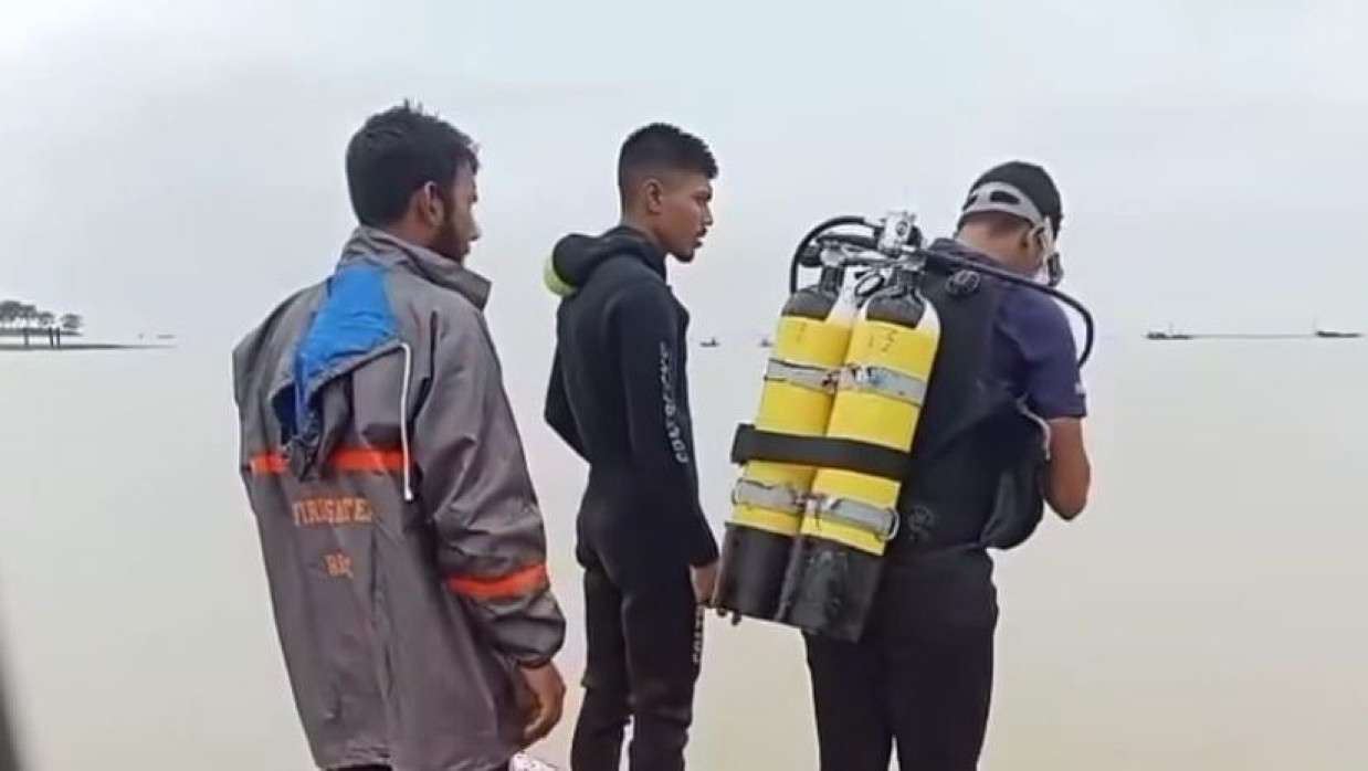 নেত্রকোনায় মরদেহ উদ্ধারে ফায়ার সার্ভিসের ডুবুরি দলের তৎপরতা