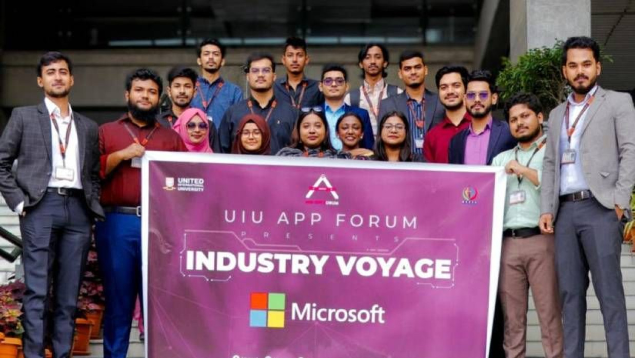 মাইক্রোসফটের বাংলাদেশ অফিস গতকাল পরিদর্শন করেন ইউআইইউ শিক্ষার্থীরা