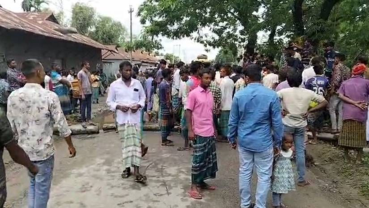 গাছের গুঁড়ি ফেলে সড়ক অবরোধ করেন কৃষকরা