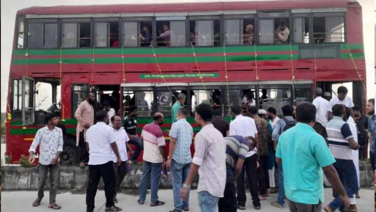 বিকল হওয়া দ্বিতল বাস