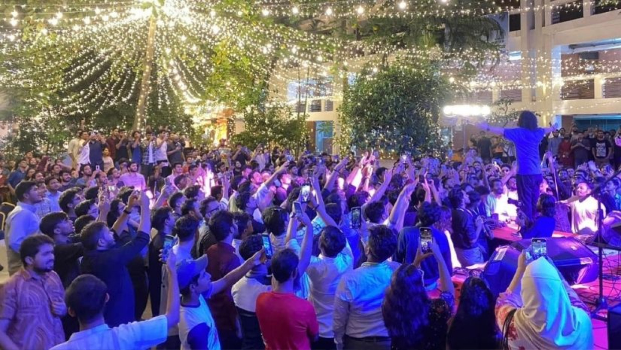 সাংস্কৃতিক অনুষ্ঠানে সুরের জাদু ছড়িয়ে দেয় জনপ্রিয় ব্যান্ড ‘শিরোনামহীন’