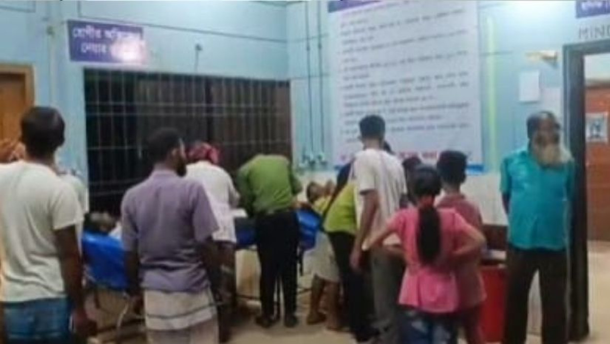 ব্রাক্ষ্মণবাড়িয়ায় গুরুতর আহত ঝর্ণা বেগমকে স্থানীয়রা উদ্ধার করে প্রথমে জেলা সদর হাসপাতালে নেয়