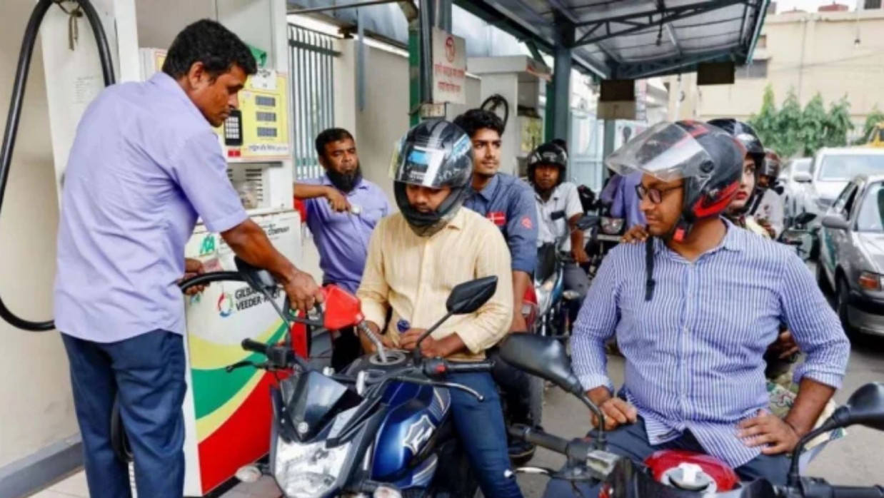 ড্রাইভিং লাইসেন্স ও হেলমেট ছাড়া মিলবে না পেট্রোল