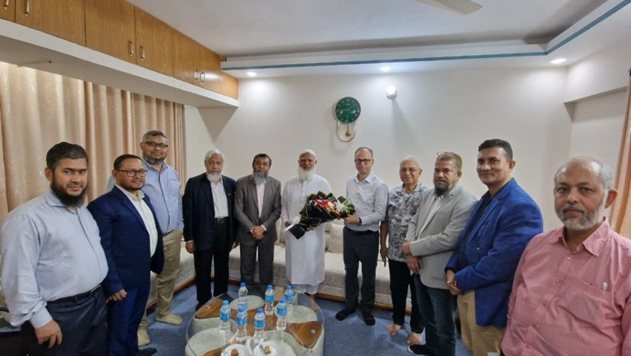 জামায়াতে ইসলামীর আমির ডা. শফিকুর রহমানের সঙ্গে শিল্প মালিকদের একটি প্রতিনিধি দল সৌজন্য সাক্ষাত করেছেন
