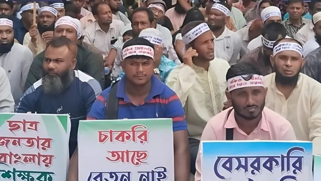 জাতীয়করণের দাবিতে প্রেসক্লাবে শিক্ষকদের সমাবেশ