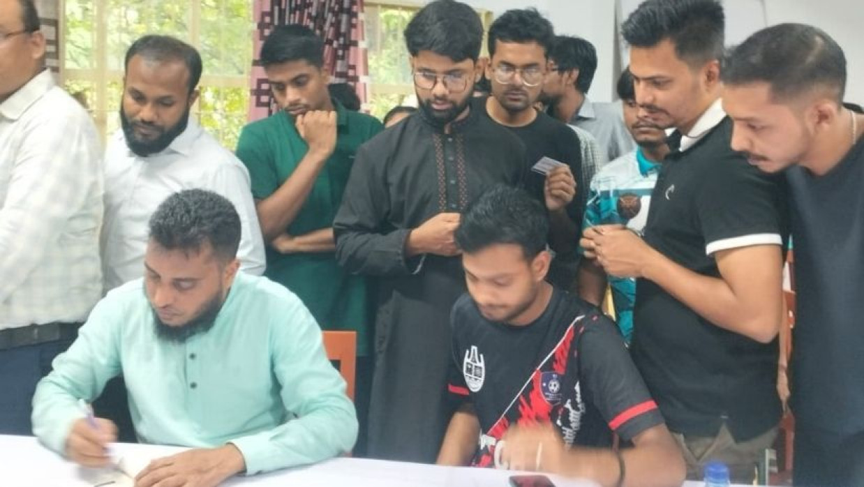 মনোনয়ন ফরম নিয়েছেন শাখা ছাত্রদলের নেতাকর্মীরা