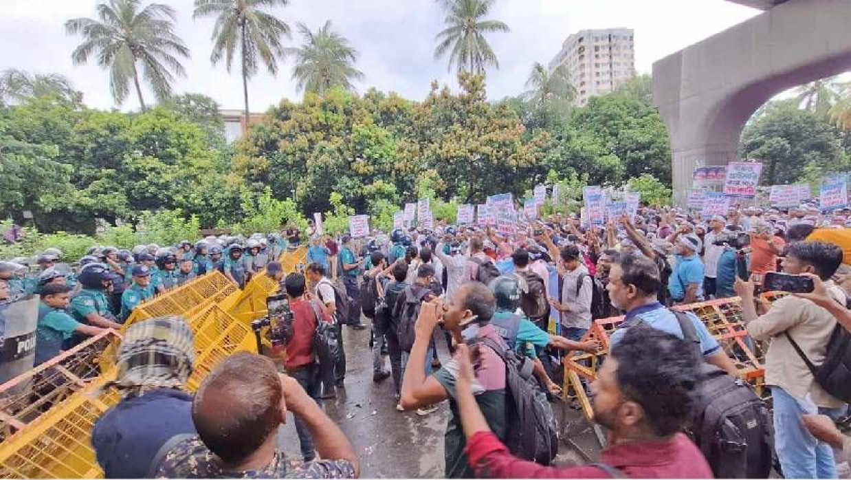 যমুনা অভিমুখে বেসরকারি প্রাথমিক শিক্ষকেরা