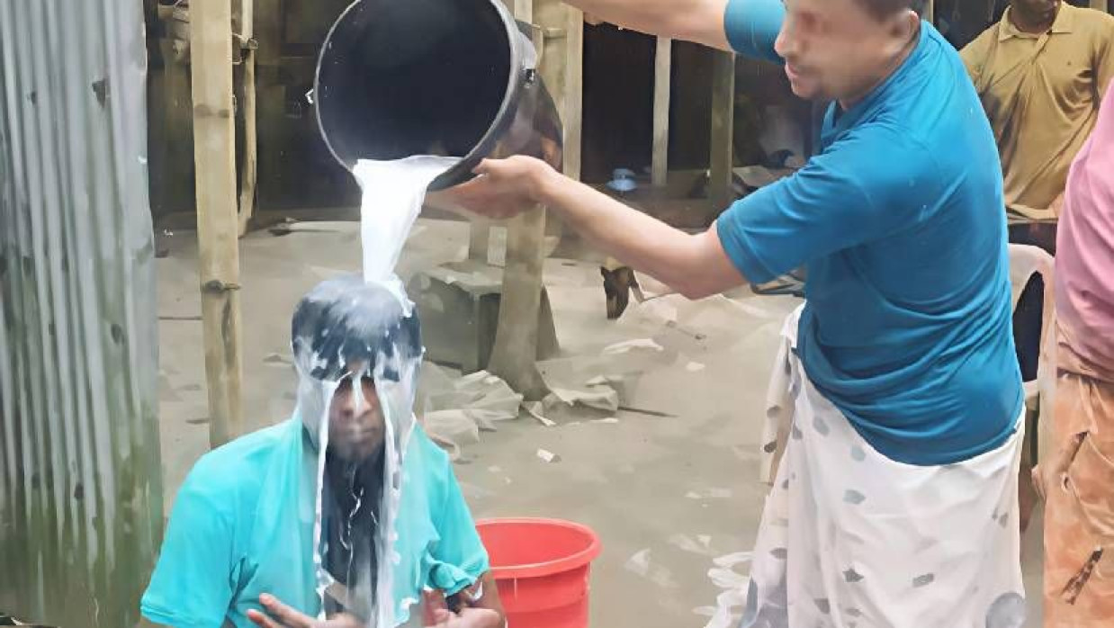 দুধ দিয়ে গোসল করছেন লিটন