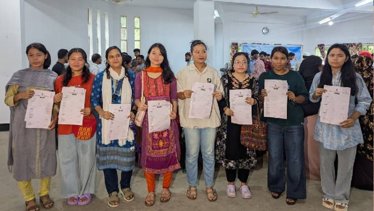 মনোয়ন ফরম তুলে ফটোসেশনে শিক্ষার্থীরা