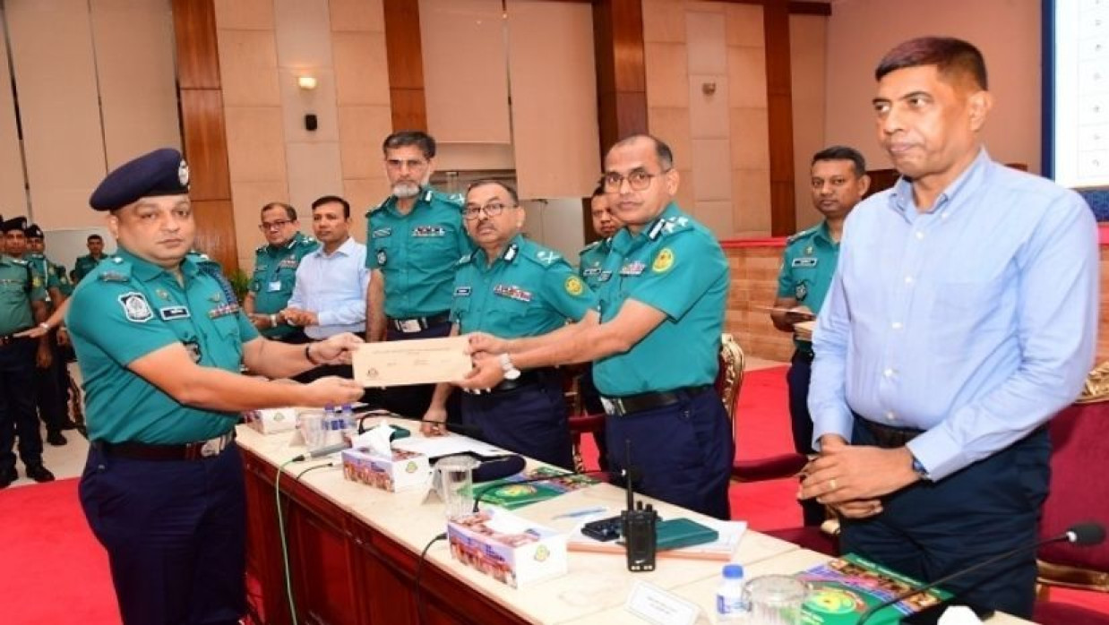 পুরস্কার নিচ্ছেন এক পুলিশ কর্মকর্তা