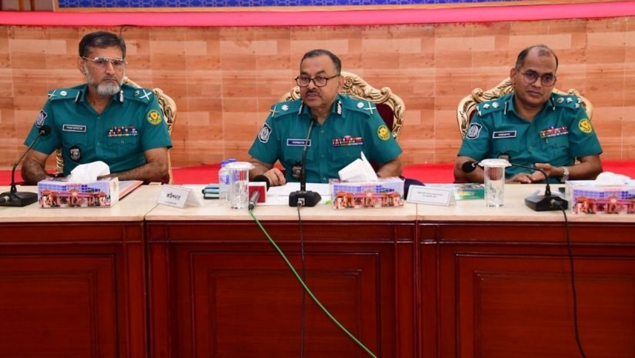 পুলিশের মাসিক অপরাধ পর্যালোচনা সভায় কথা বলছেন ডিএমপি কমিশনার