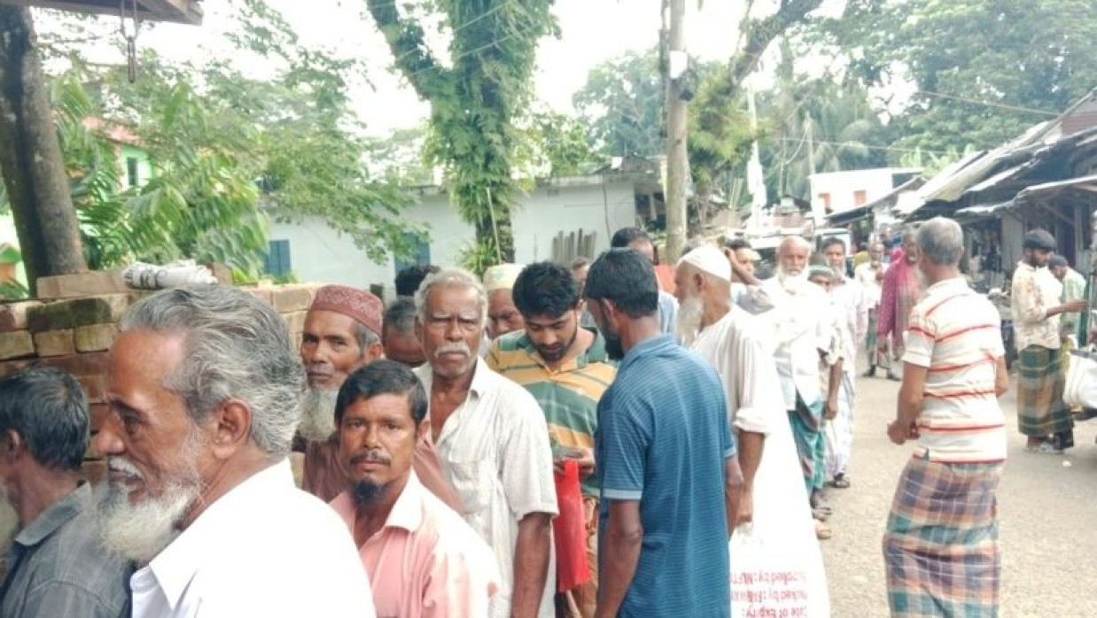 হতদরিদ্রদের মাঝে চাল বিতরণ