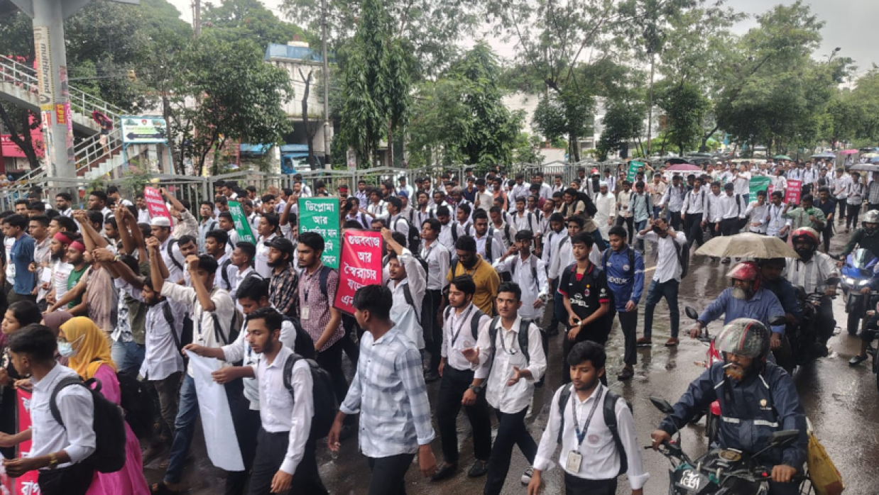 রাজধানীর সাতরাস্তা এলাকায় পলিটেকনিক শিক্ষার্থীদের বিক্ষোভ