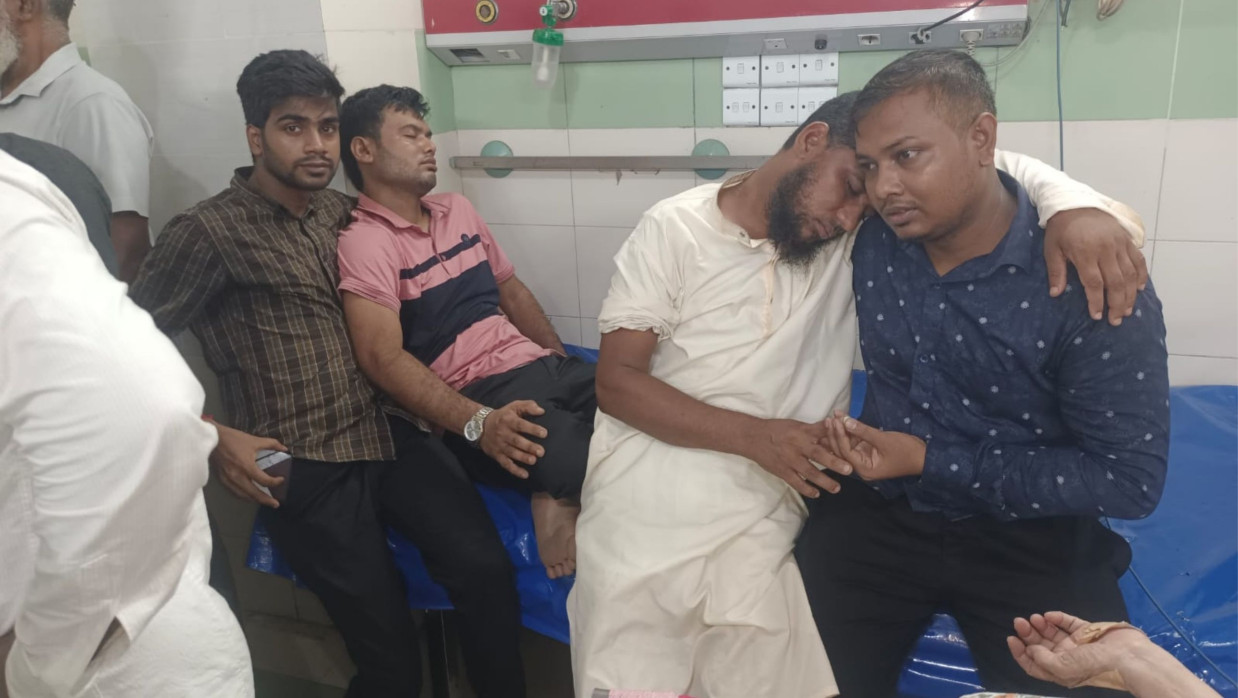 হাসপাতালে দুই চাকরিপ্রার্থী