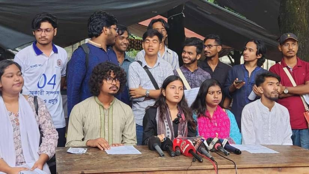 বিশ্ববিদ্যালয়ের সিরাজী ভবনের সামনে সংবাদ সম্মেলনে ইশতেহার ঘোষণা করা হয়