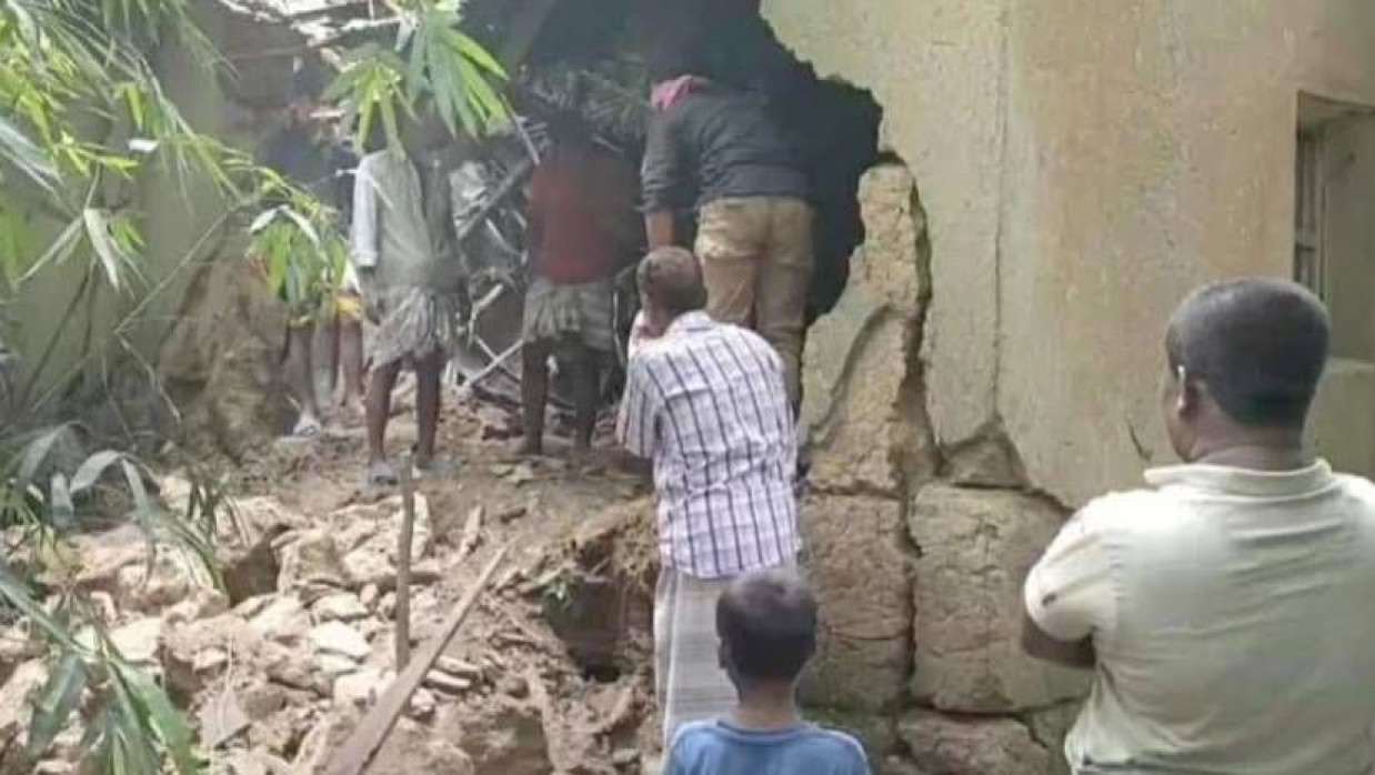 মরদেহ উদ্ধার করছেন স্থানীয় লোকজন