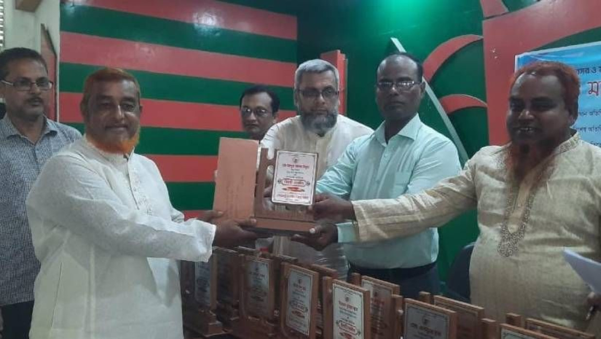 উপজেলা বেসরকারি মাধ্যমিক শিক্ষক সমিতির আয়োজনে শিক্ষকদের এ সংবর্ধনা দেওয়া