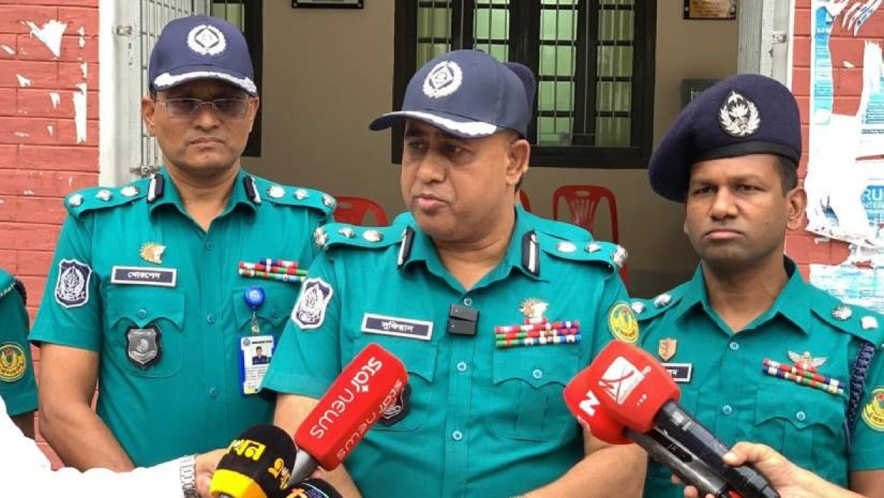 সাংবাদিকদের সঙ্গে কথা বলছেন আরএমপি কমিশনার মোহাম্মদ আবু সুফিয়ান