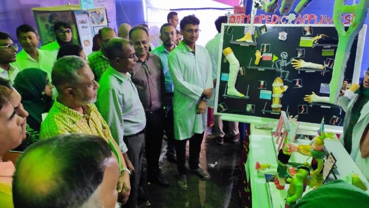 মেলায় প্রদর্শনী দেখছেন শিক্ষকরা