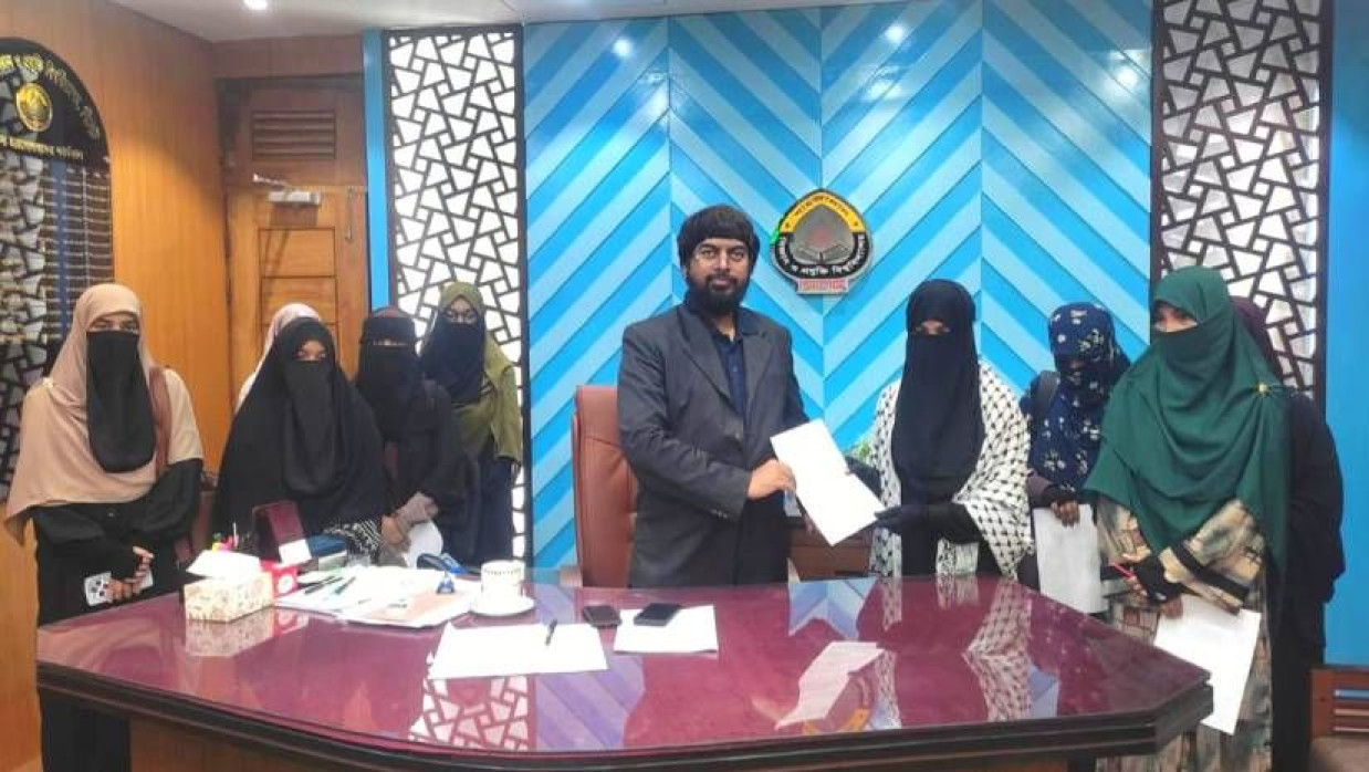 উপাচার্যকে স্মারকলিপি দেওয়া হচ্ছে