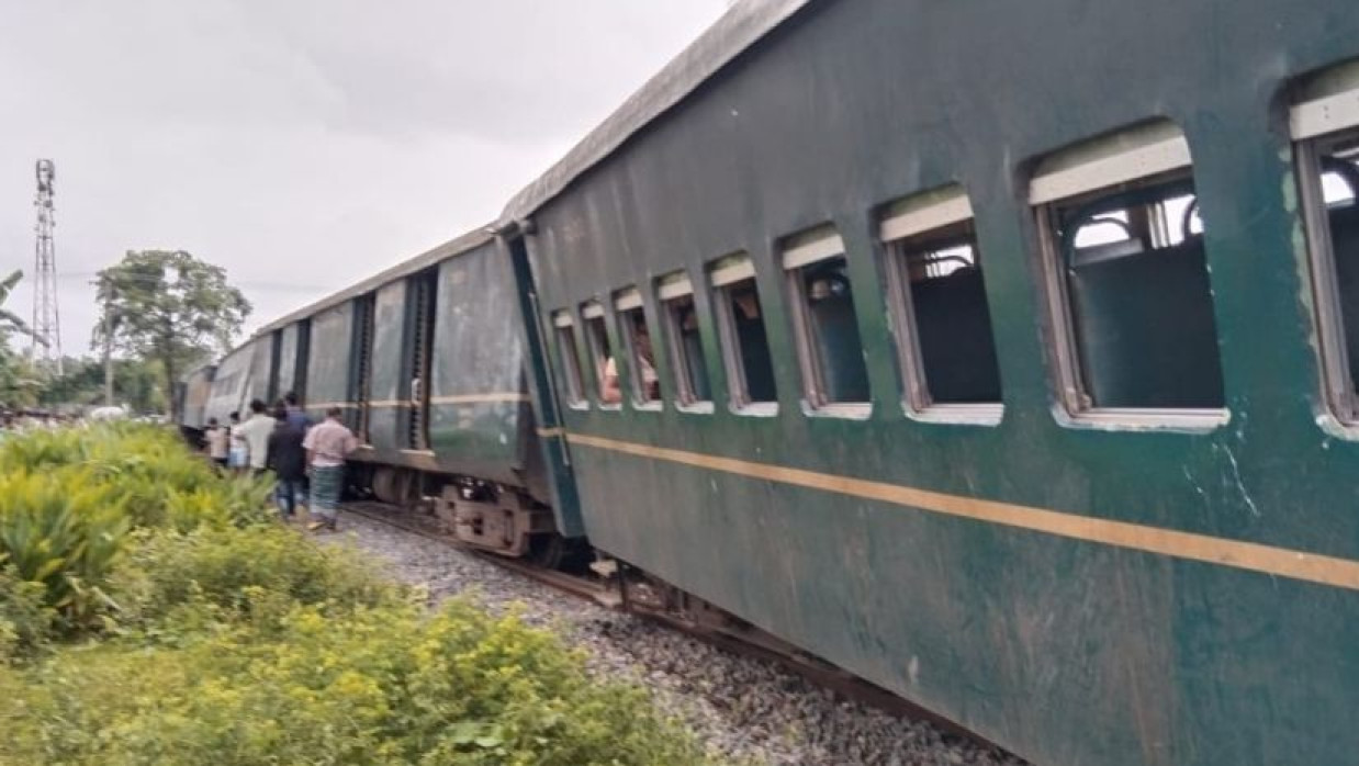 পদ্মরাগ কমিউটার ট্রেনের লাইনচ্যুত বগি