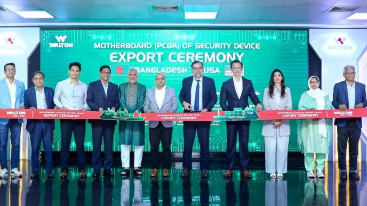 আমেরিকায় ওয়ালটনের প্রথম পিসিবিএ বা মাদারবোর্ড রপ্তানি কার্যক্রম উদ্বোধন করছেন অতিথিরা