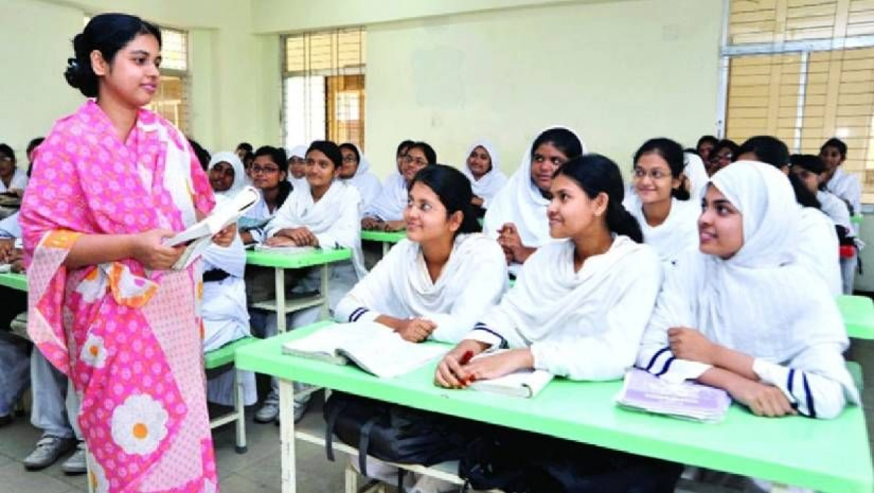 শ্রেণিকক্ষে শিক্ষক 