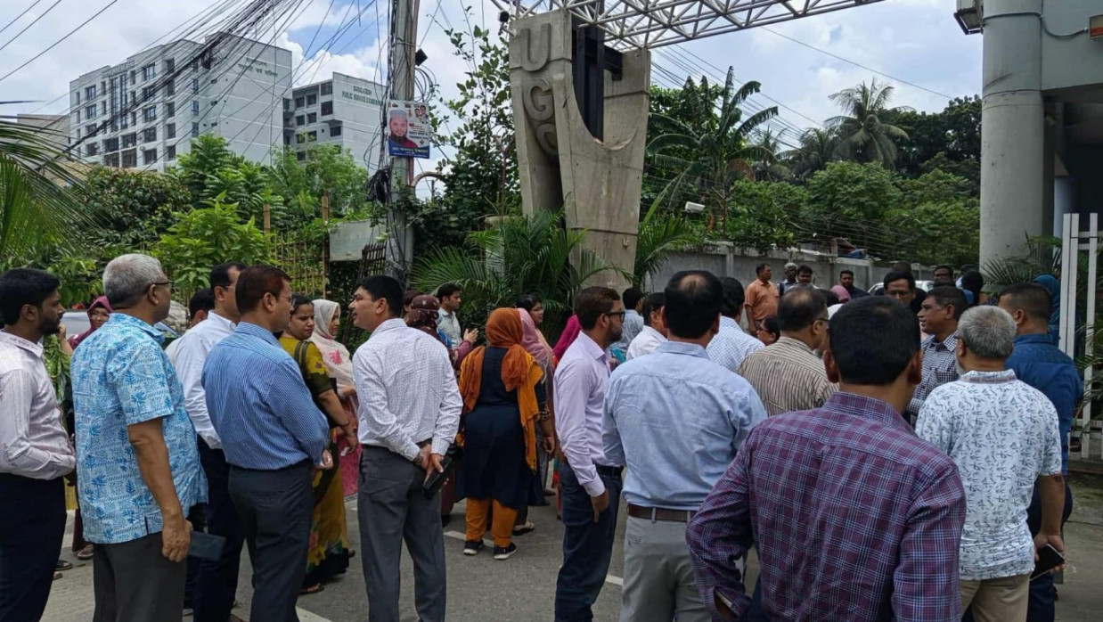 ইউজিসিতে সাত কলেজ  শিক্ষকদের একাংশের অবস্থান কর্মসূচি