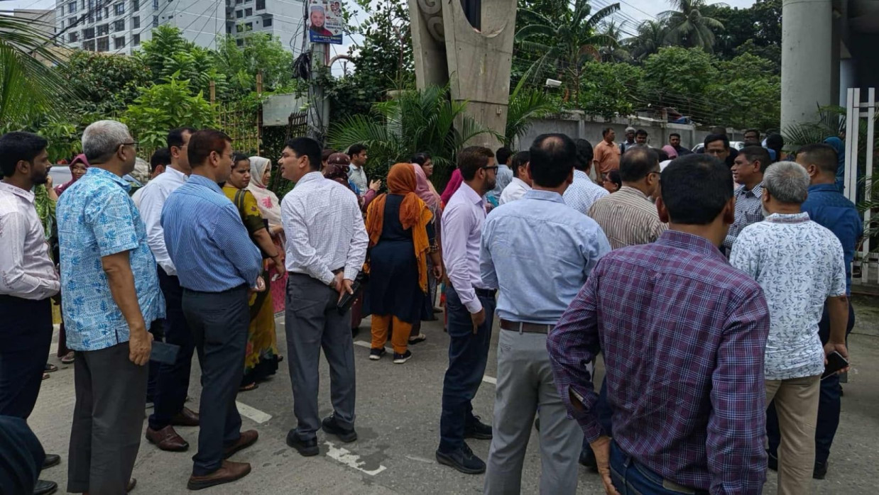 স্বাতন্ত্র্য রক্ষার দাবিতে শিক্ষকদের অবস্থান