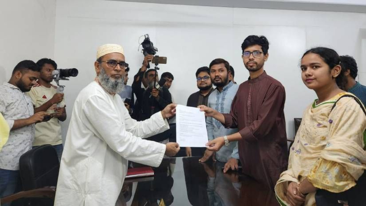 নির্বাচন কমিশনকে স্মারকলিপি দিচ্ছেন রাবি ছাত্রশিবিরের নেতাকর্মীরা 