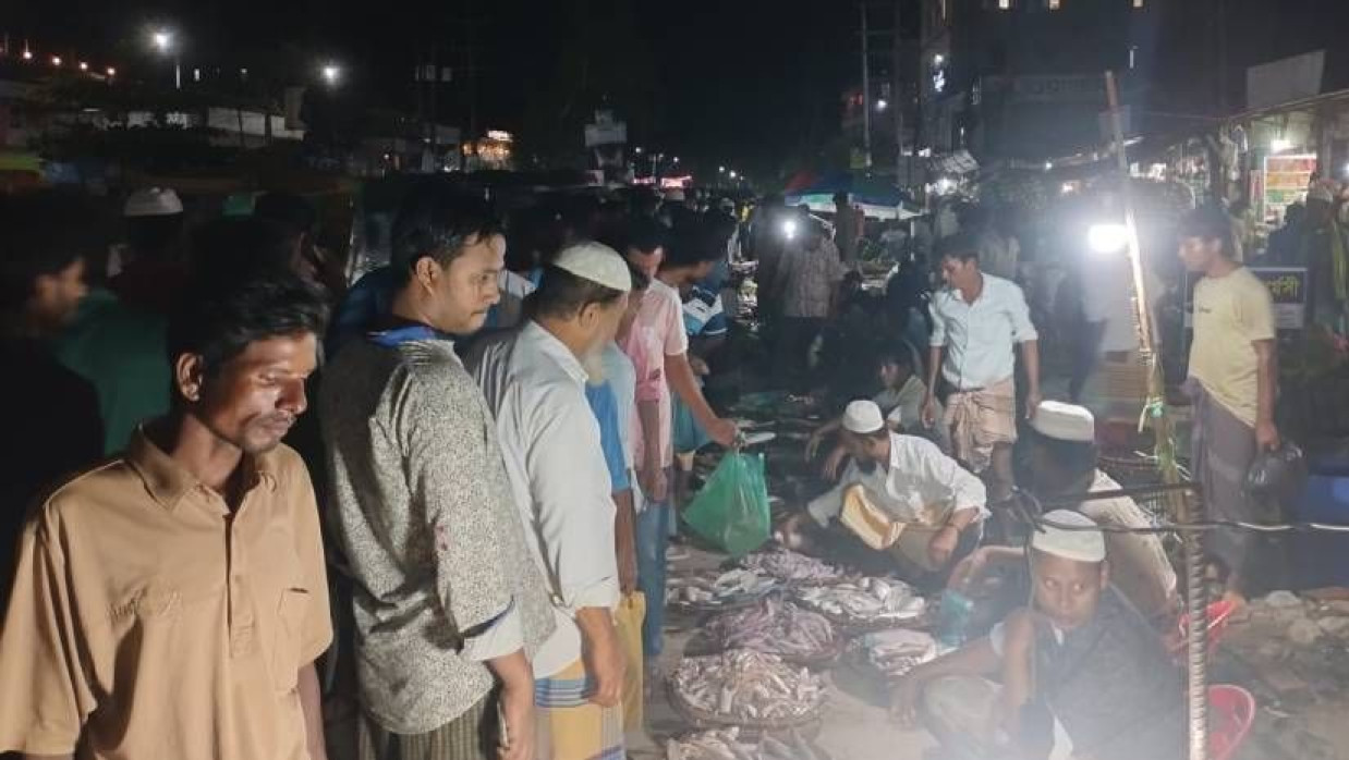 সড়কের ওপর বসেছে বাজার