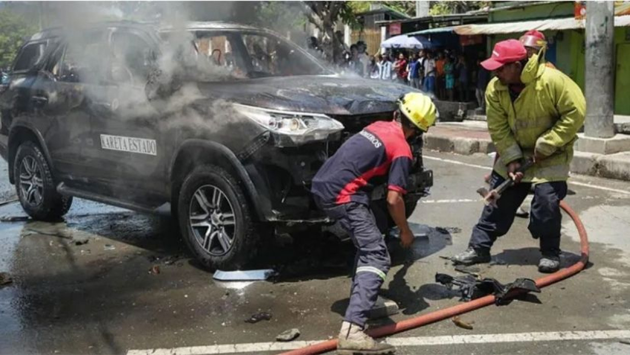 সরকারি গাড়িতে আগুন ধরিয়ে দেয় বিক্ষোভকারীরা