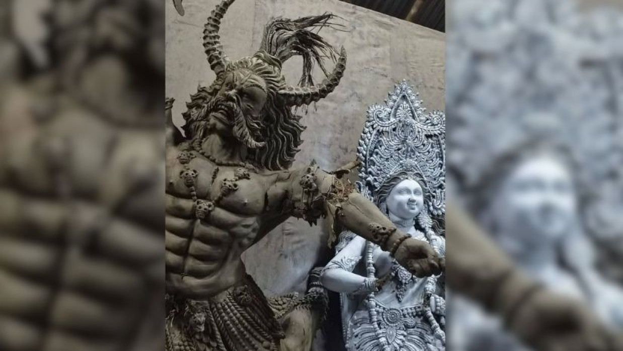 রঙ করার আগেই ভাঙা হলো মন্দিরের প্রতিমা