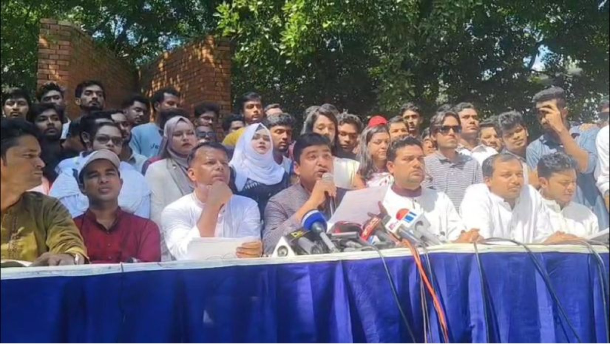 সংবাদ সম্মেলনে প্যানেল ঘোষণা করছেন নাছির 