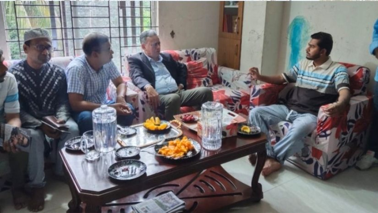 নুরুল হক নুরের বাসায় আমির খসরু মাহমুদ চৌধুরী