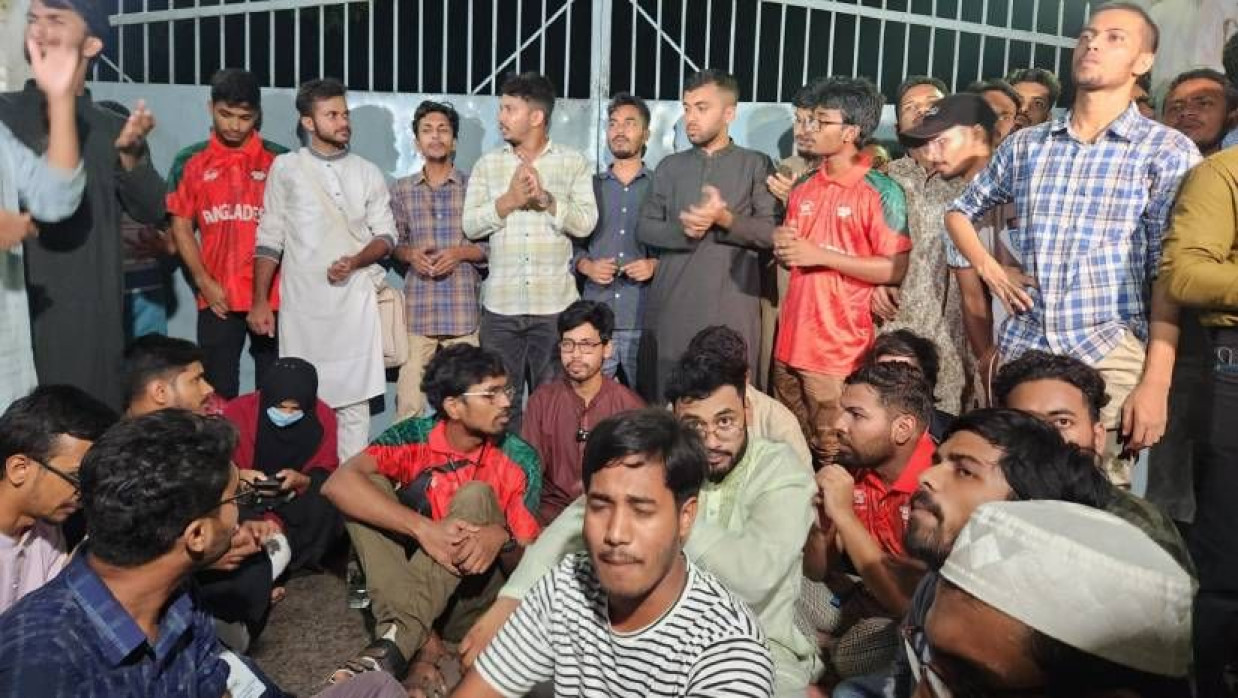 উপাচার্যের বাসভবনের সামনে শিক্ষার্থীদের অবস্থান কর্মসূচি